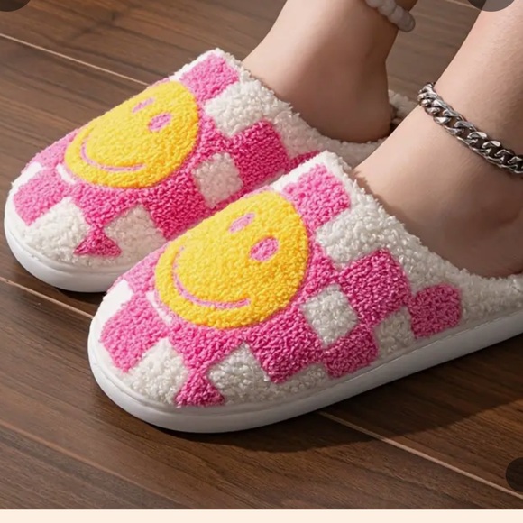 smiley checkered slippers new - Picture 2 of 3
